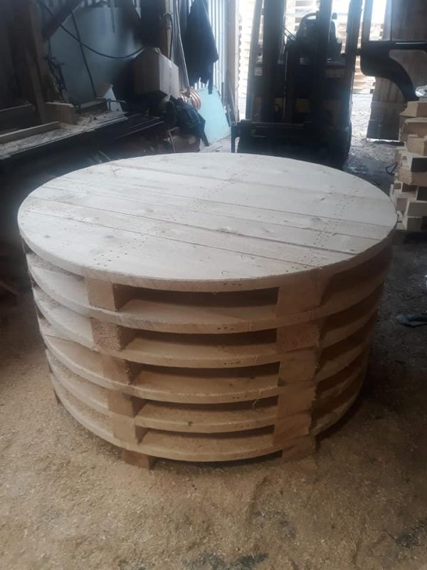 CUSTOM-MADE WOODEN PALLETS