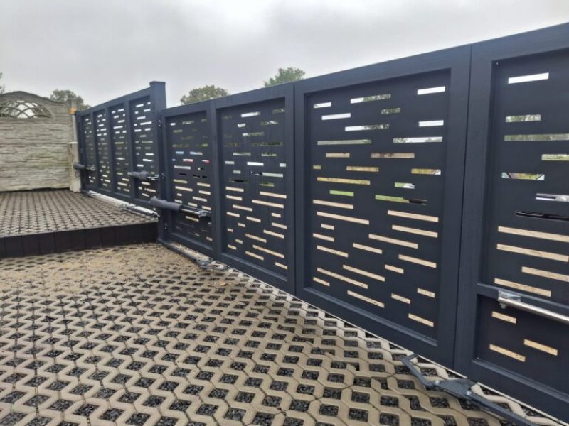MODULAR METAL FENCES 