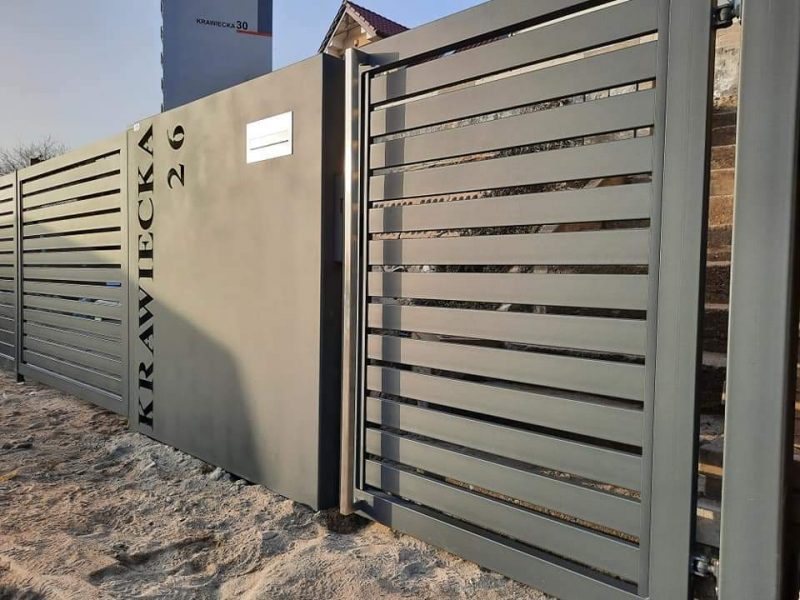 METAL FENCING GATES 